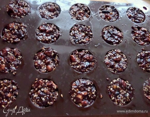 Плотно заполняем формочки смесью.