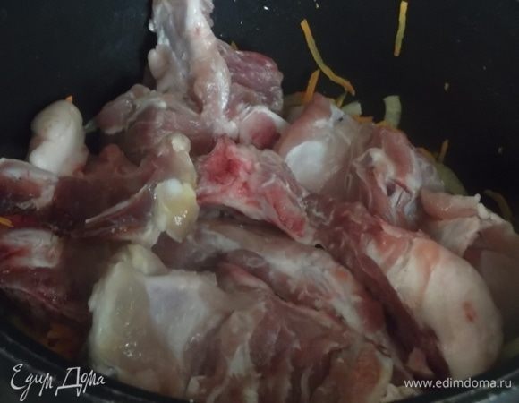 Натертую на терке морковь обжарить с нарезанным луком на растительном масле. Добавить свиные ребра. Посолить, поперчить. Накрыть крышкой, томить в течение 10 минут. Налить воды. Тушить на умеренном огне 20 минут.