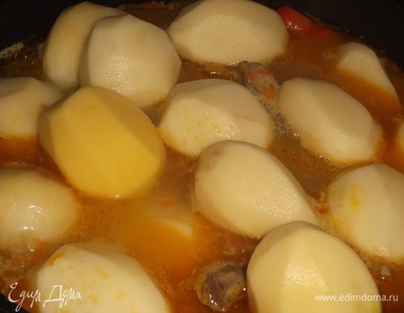 Почистить картофель и добавить к остальным ингредиентам. Нарезать острый перец, добавить в кастрюлю.