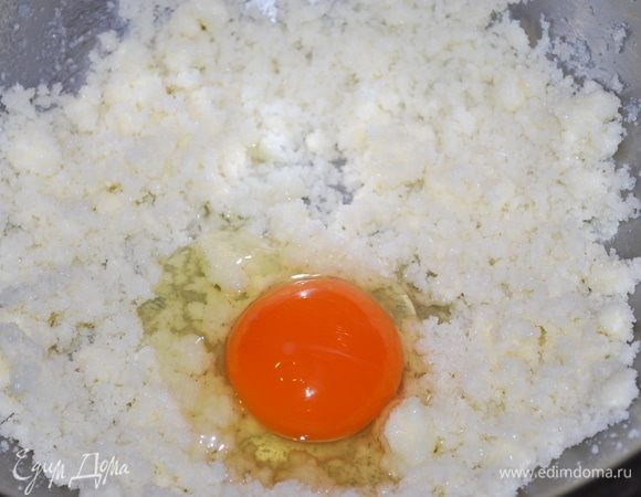 Масло перемешиваем с сахаром (из общего количества сахара оставляем одну столовую ложку для посыпки пирога). Добавляем к маслу по одному яйцу.