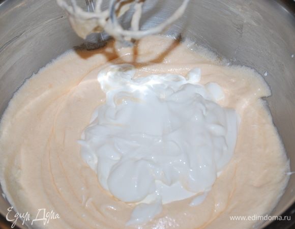 Добавляем сметану, перемешиваем.