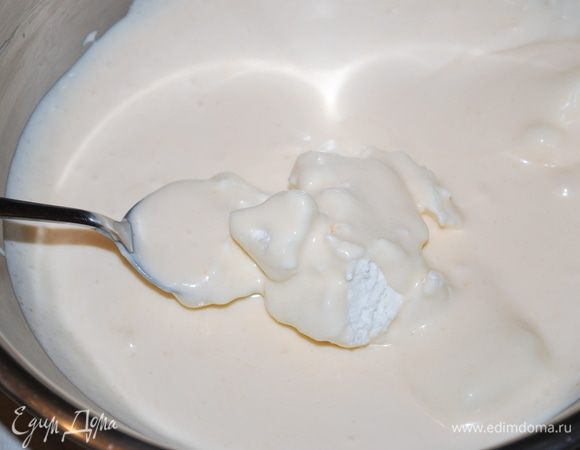 Добавляем ванильную творожную массу, перемешиваем. Ванильная масса у меня пастообразная, без комочков.