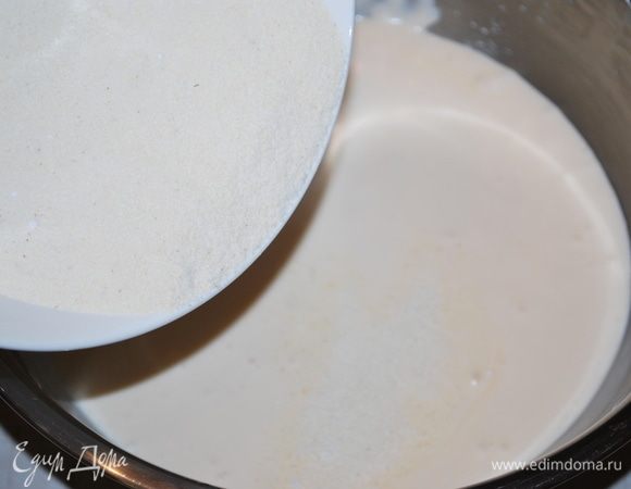 В манную крупу добавляем 40 г рисовой муки и 10 г разрыхлителя, немного соли. Все хорошо перемешиваем и добавляем к тесту. Перемешиваем и оставляем тесто на 15 минут.