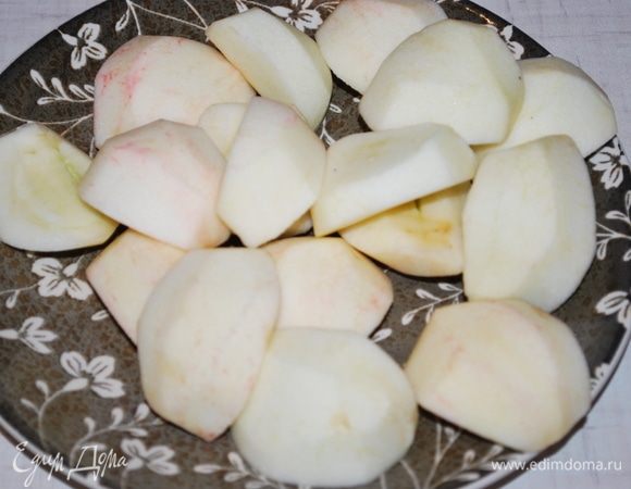 Яблоки чистим от кожуры и семян. Нарезаем дольками.