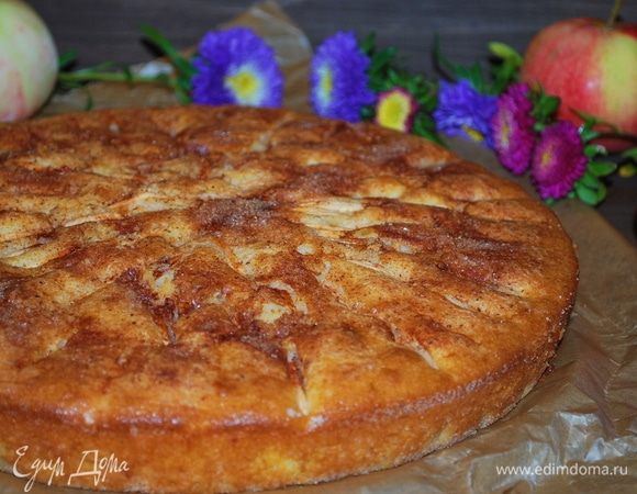 Получилась нежная шарлотка со сливочным вкусом и хрустящей корочкой. Приятного аппетита.