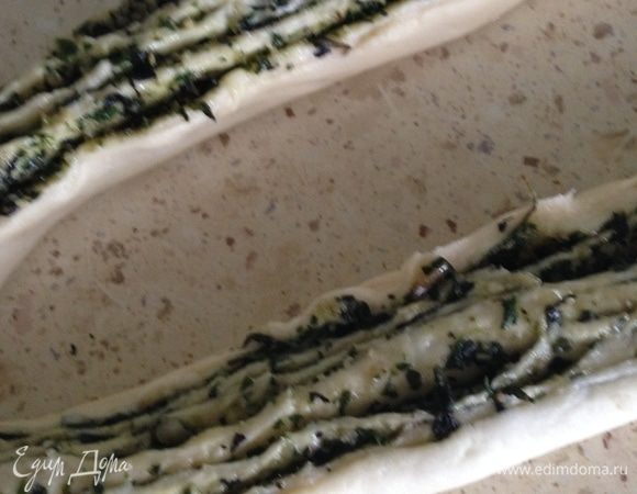 Разрезать рулет вдоль пополам, заплести косу, соединить концы, образуя «венок». Дать постоять минут 15 при комнатной температуре. Выпекать при 170°C минут 30–40.