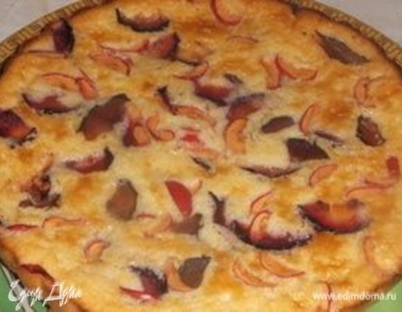 Выложить получившееся тесто в форму. Сверху выложить нарезанные фрукты, поставить в разогретую духовку. Выпекать при температуре 200°C до готовности. Приятного аппетита!<br />
 