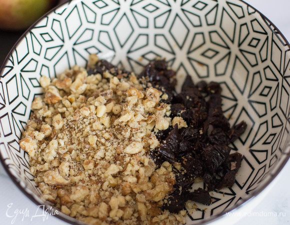 Чернослив промыть и нарезать на мелкие кусочки. Грецкие орехи измельчить и подсушить несколько минут в духовке при температуре 150°C.
