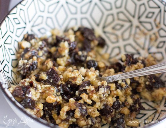 Смешать орехи, чернослив и мед.