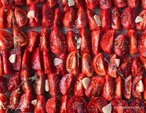 Помидоры посолить, поперчить, посыпать остальными специями. Дольки чеснока нарезать на несколько частей и разложить поверх помидоров.