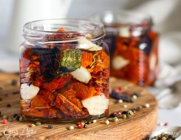 Залить растительным маслом, удалить пузырьки воздуха. Можно хранить в холодильнике до 6 месяцев.