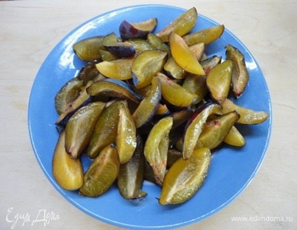 Сливы нарезать на четвертинки.