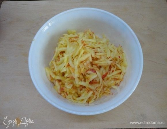 Яблоки натереть на крупной терке. 200 г — это вес уже натертых яблок.