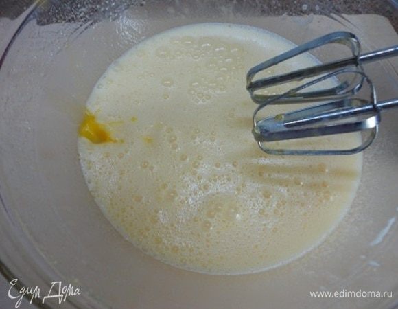 Яйца взбить с сахаром до его полного растворения. Добавить растопленное и охлажденное сливочное масло, продолжить взбивать.