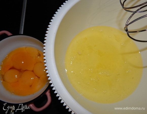 Белки отделяем от белков. Взбиваем белки до пышной пены, начинаем взбивать на медленной скорости, постепенно ее увеличивая.