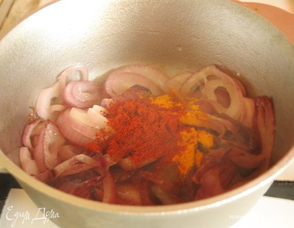 Обжариваем слегка лук (минуты 3), кладем паприку и куркуму.