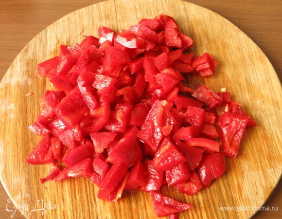 Нарезаем перец кусочками.