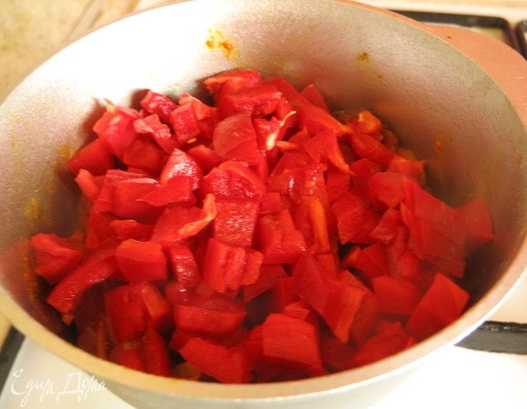 Кладем к луку, перемешиваем, обжариваем 3 минуты.