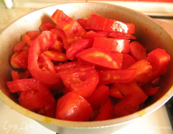 Кладем к перцу, обжариваем 25 минут, помешивая.