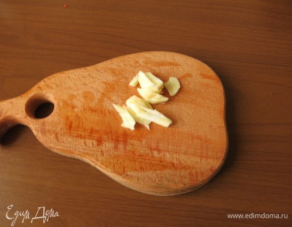 Нарезаем дольку чеснока.