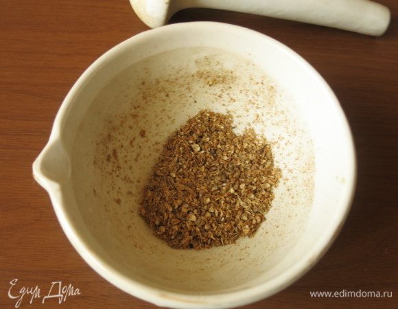 Измельчаем зерна кориандра.