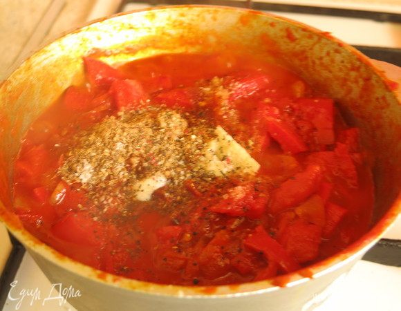 Добавляем к перцу с томатами кориандр, чеснок, соль и перец. Можно еще добавить свежий острый перец.