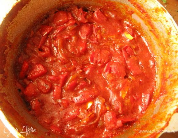 Тушим еще 10–15 минут до мягкости овощей. Чем дольше тушится соус, тем вкуснее. Предложенный вариант из малого количества продуктов готовится быстро.