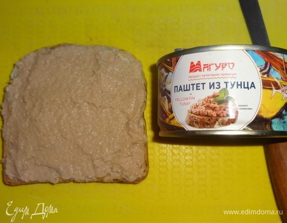 Три ломтика хлеба намазать паштетом из тунца ТМ «Магуро».