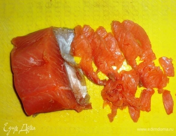 Соленую рыбу нарезать тонкими пластинами.