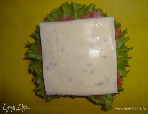 Соленую рыбу накрыть пластиной плавленого сыра.