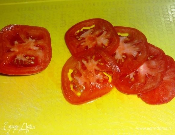 Помидоры вымыть, высушить, нарезать тонкими кружками.