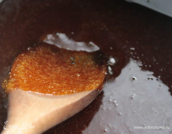 Приготовить карамель. Для этого растопить сахар в кастрюле или сотейнике с толстыми стенками до янтарного цвета.