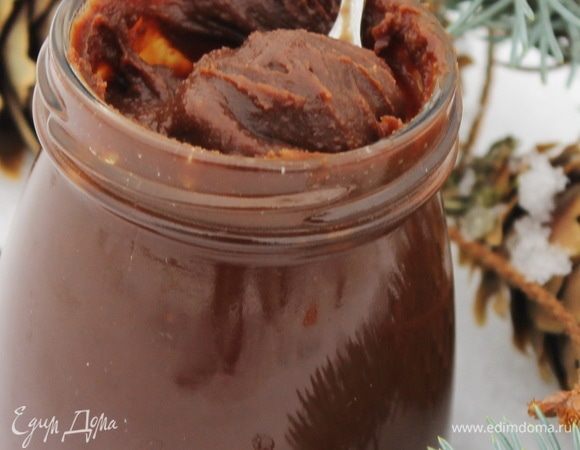 Добавить в карамель сливочное масло и шоколад, взбить блендером.