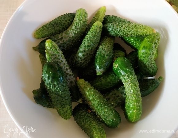 Корнишоны моем, отрезаем у огурчиков кончики.