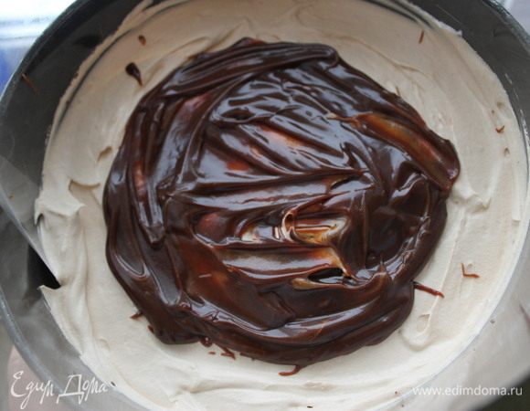 Готовый бисквит разрезать на 3 коржа. Промазать каждый корж кремом, на крем положить пару столовых ложек карамели, собрать торт.