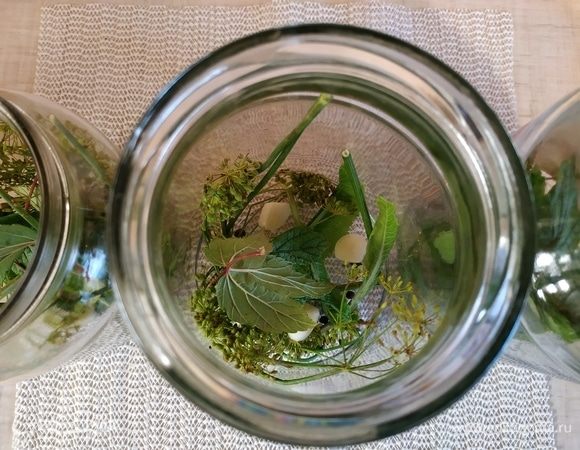 В стерилизованные банки кладем чеснок, перец душистый, перец черный горошком, укроп, листья хрена и смородины, жгучий перчик. Можно добавить семена горчицы, по вкусу каждого, кто как любит.