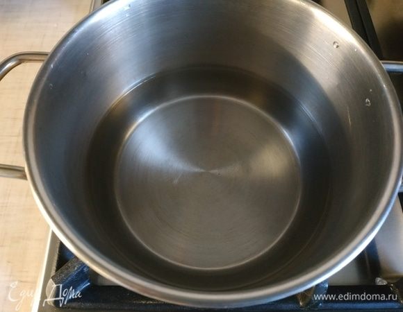 В небольшую кастрюлю наливаем 500 грамм уксуса 9%, нагреваем до горячего состояния, только не до кипения!