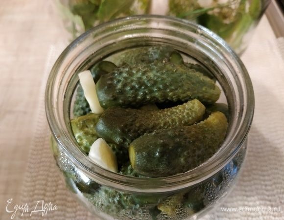 Корнишоны после уксуса укладываем в банки со специями.