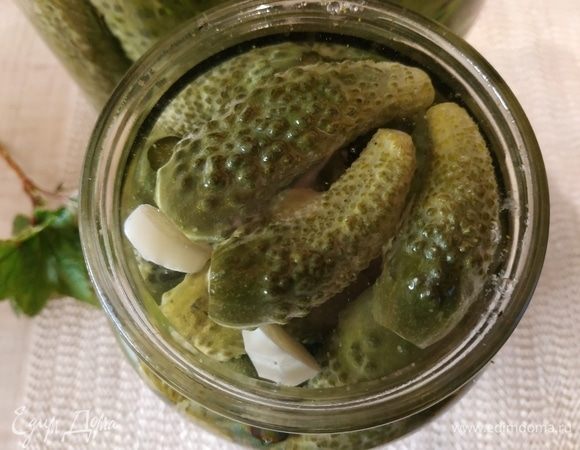 Заливаем корнишоны горячим рассолом, закатываем и укрываем их, чтобы они были в тепле. Рассол: на 1 литр 300 мл воды я добавила 120 грамм сахара и 60 грамм соли. Доводим до кипения и горячим рассолом заливаем огурчики. Этот рассол рассчитан на 1 кг 200 грамм корнишонов. Рассол должен быть сладким. Если корнишонов больше, то рассола тоже должно быть больше, тогда регулируйте вкус рассола по своему вкусу.