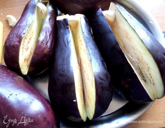 Подготовка простая: промыть баклажаны, отрезать черешки и сделать глубокий надрез не до конца.