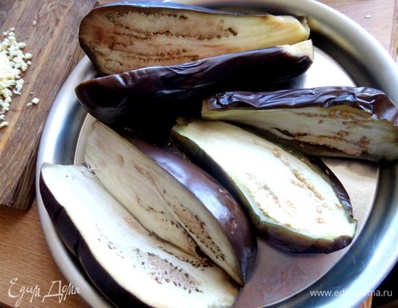 Отварить в подсоленной воде минут 5–7 (следите, чтобы небольшие баклажаны не переварились).