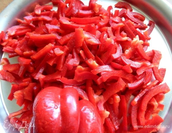 Болгарский перец нарезать соломкой. У автора в рецепте указано 3 штуки, но мне хватило двух.