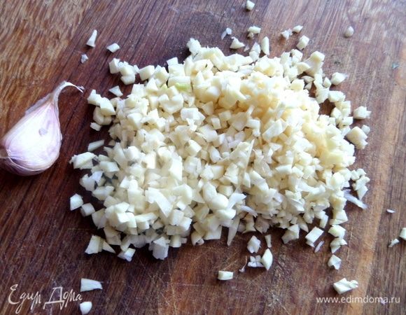 Чеснок измельчить (я брала целую головку).
