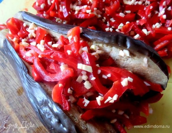 Плотно начинить баклажаны.