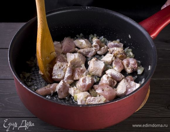 Обжарьте куриное филе с луком на оливковом масле до золотистого цвета.