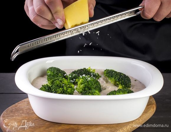 Сверху посыпьте сыром. Запекайте с функцией гриль 15 минут.