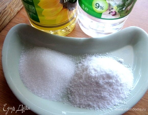 Смешать все для маринования. Если вам не понадобится долгое хранение этого блюда, уменьшите количество уксуса в 2 раза.