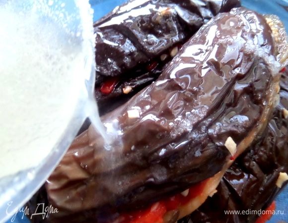 Полить баклажаны маринадом.