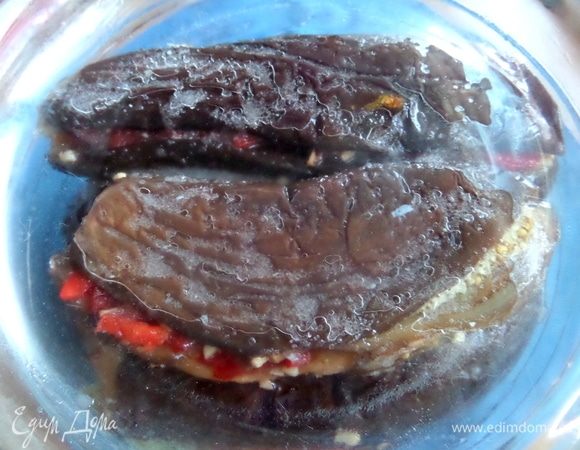 Я закрыла емкость крышкой, прижала баклажаны, сверху поставила банку с медом.