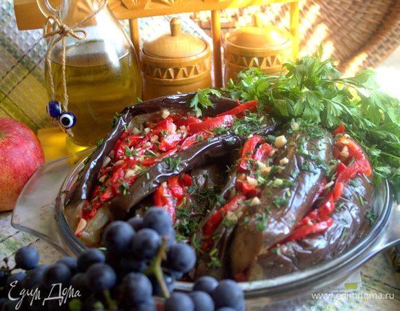 Сверху посыпаем баклажаны любой ароматной зеленью, какая есть в доме.